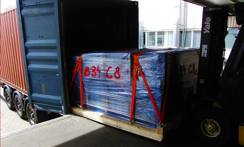 Stapler verlädt verpackte Ware in LKW